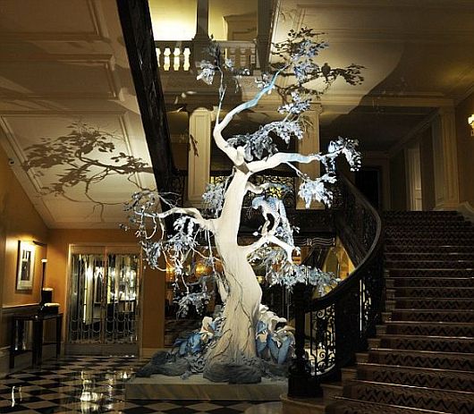 2009 m. ekstravagantiškoji John Galliano Kalėdų eglė iš „pasakų šalies“ 2009 m. ekstravagantiškoji John Galliano Kalėdų eglė iš „pasakų šalies“