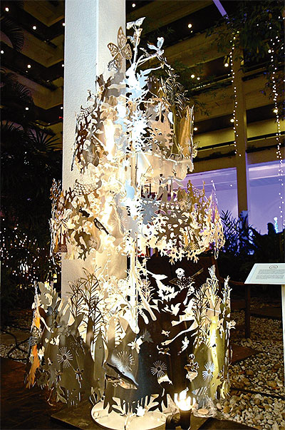 2010 m. Bankoko viešbučio „Four season“ holą puošia moderni Kalėdinės eglės interpretacija