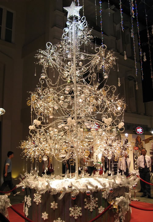 2007 m. Singapūras (brangiausia Kalėdinė eglutė pasaulyje, daugiau nei 1 mln. dolerių: 21,798 deimantai, 3,762 kristalų ir 456 lempučių)