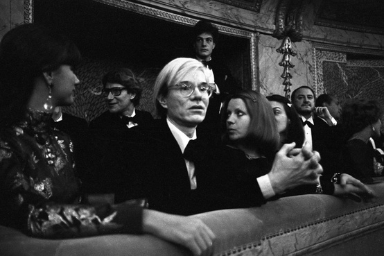 Tarp svečių – ir Andy Warhol su Yves Saint Laurent.