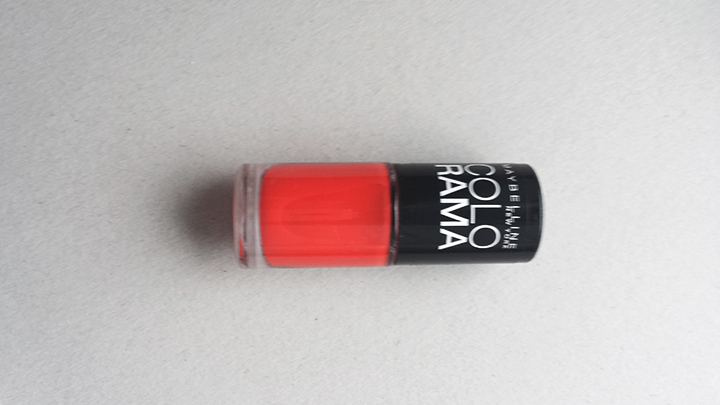Raudona spalva – Maybelline „Colorama“ nr. 321.