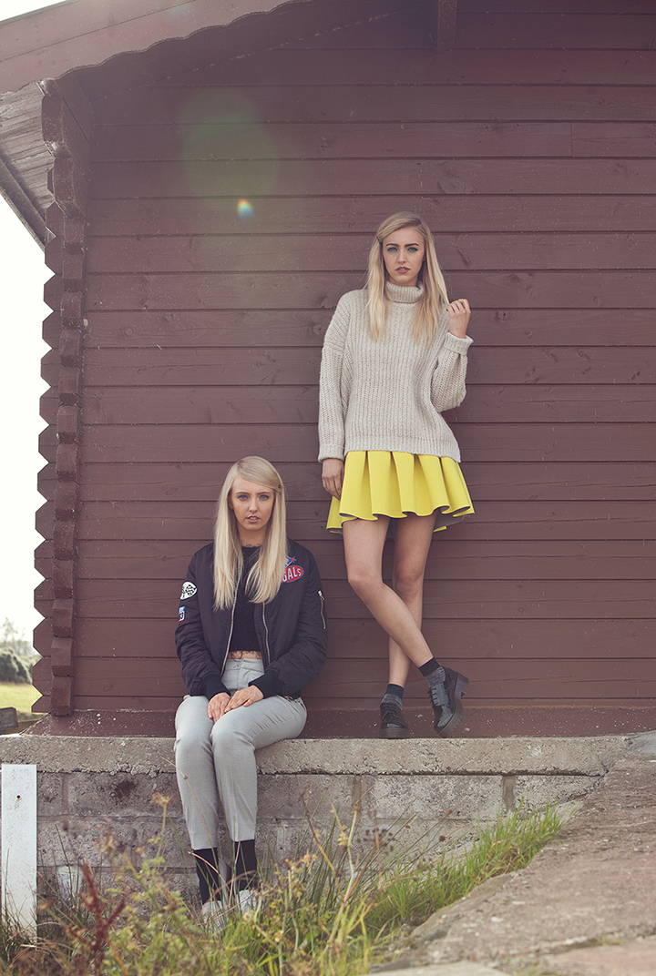 Kairėje (Jodie-Ann): „Topshop“ megztinis ir striukė, „Zara“ kelnės, „Primark“ batai. Dešinėje (Marlies): „Zara“ golfo tipo megztinis, „Primark“ „scuba“ sijonas ir „brogues“ bateliai. Kairėje (Jodie-Ann): „Topshop“ megztinis ir striukė, „Zara“ kelnės, „Primark“ batai. Dešinėje (Marlies): „Zara“ golfo tipo megztinis, „Primark“ „scuba“ sijonas ir „brogues“ bateliai.