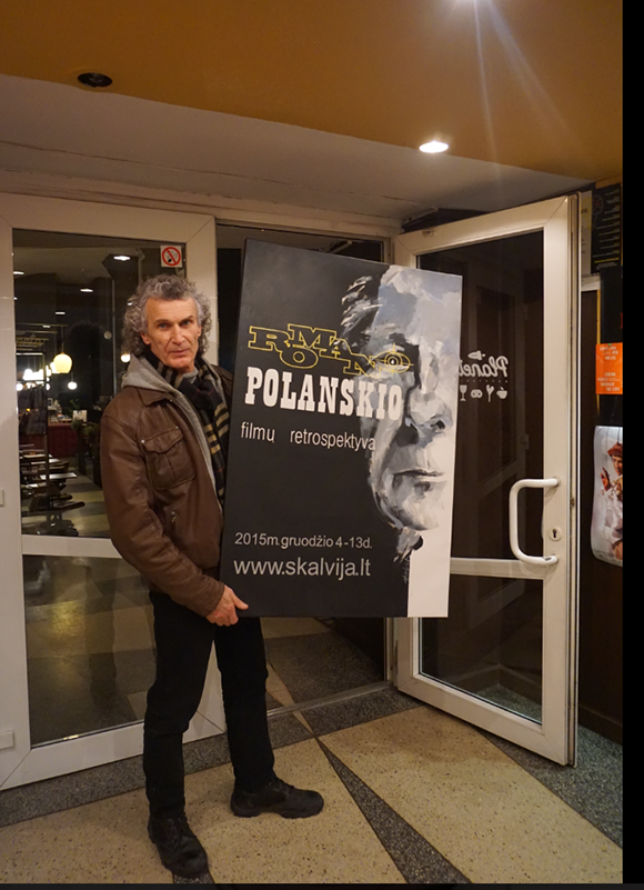 Dailininkas V. Drėgva pristato R. Polanskio retrospektyvai tapytą plakatą