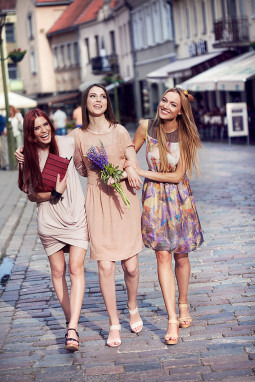 KOKO boutique išleistuvių suknelėms siūlo jaunas dizaineres