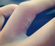 Balta spalva, tatuiruotės ir… randai