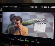 Režisierė kartu su savo komanda džiaugiasi sugrįžę į filmavimo aikštelę