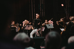 Vilniaus senamiestyje savo muzikos magija kerėjo Martynas Levickis