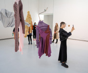 Menininkė Karolina Janulevičiūtė: noriu atsieti mados patirtį nuo vartojimo įgūdžių