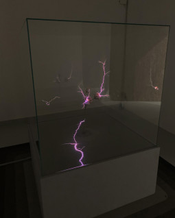 Menininkė Emilija Povilanskaitė naujame kūrinyje pasitelkė elektros iškrovą