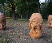 Vilniaus Kūdrų parke pristatoma šiuolaikinės skulptūros paroda „Belaukiant“