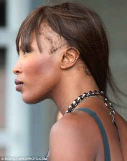 Supermodelis Naomi Campbell kenčia nuo plaukų slinkimo?