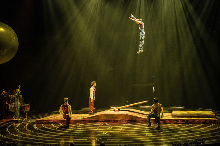Žvilgsnis pro rakto skylutę: „Cirque du Soleil“ šou „Corteo“
