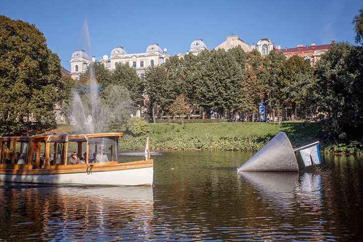 Vilniaus Kūdrų parke pristatoma šiuolaikinės skulptūros paroda „Belaukiant“