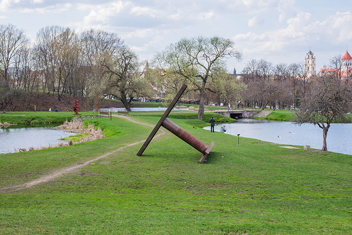 Grupinė šiuolaikinės skulptūros paroda „Belaukiant“ Kūdrų parke