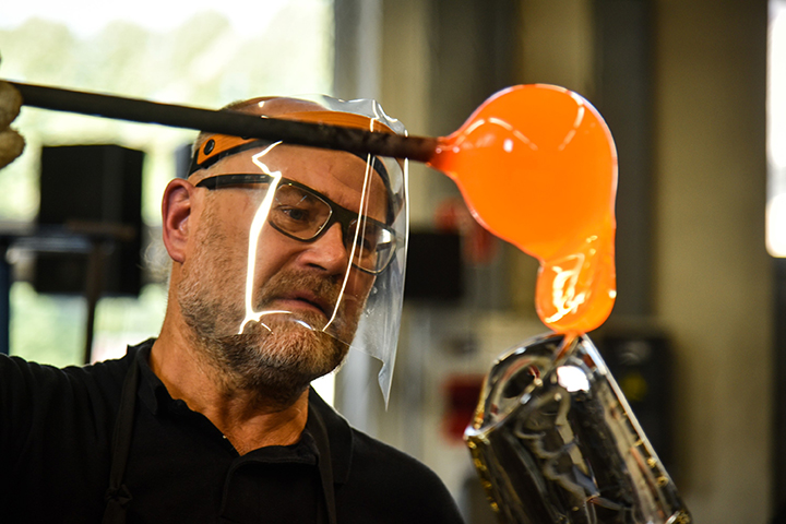 Stiklo menininkas Remigijus Kriukas: „Lietuvoje nebeliko vietos stiklapūčiams“
