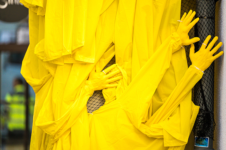 Šimtai vėjyje plevėsuojančių geltonų lietpalčių