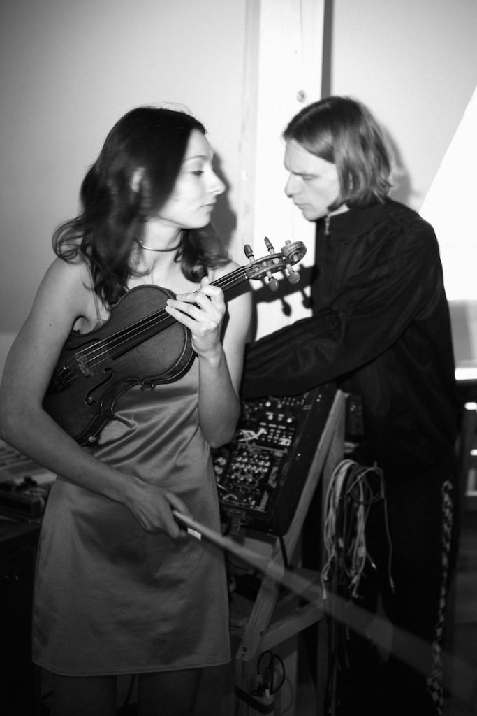 „Tyla, kuri švyti“: Norvegijos garso menininkė Carmen Villain pasirodys Vilniuje